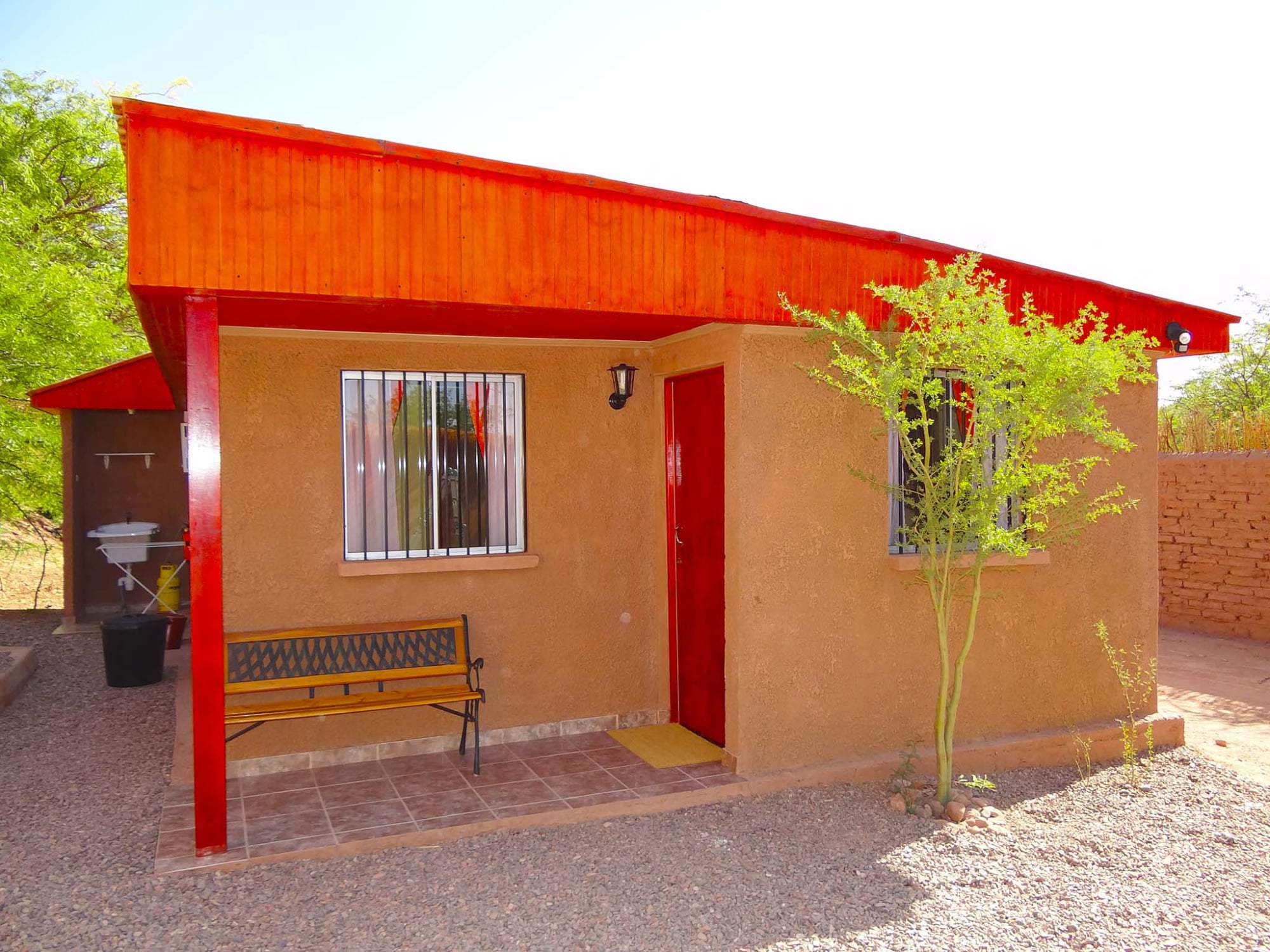 alojamiento-en-san-pedro-de-atacama-bungalow-familiar-3-dormitorios-porche-vista-al-jardin